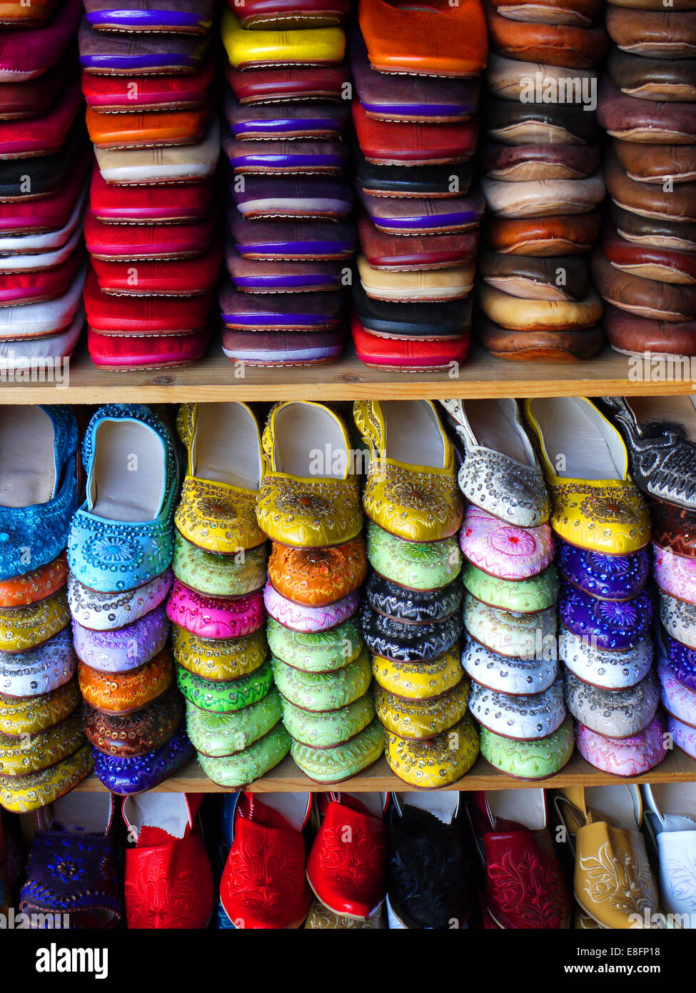 Pantofole tradizionali marocchine in vendita in un negozio, Marocco Foto Stock