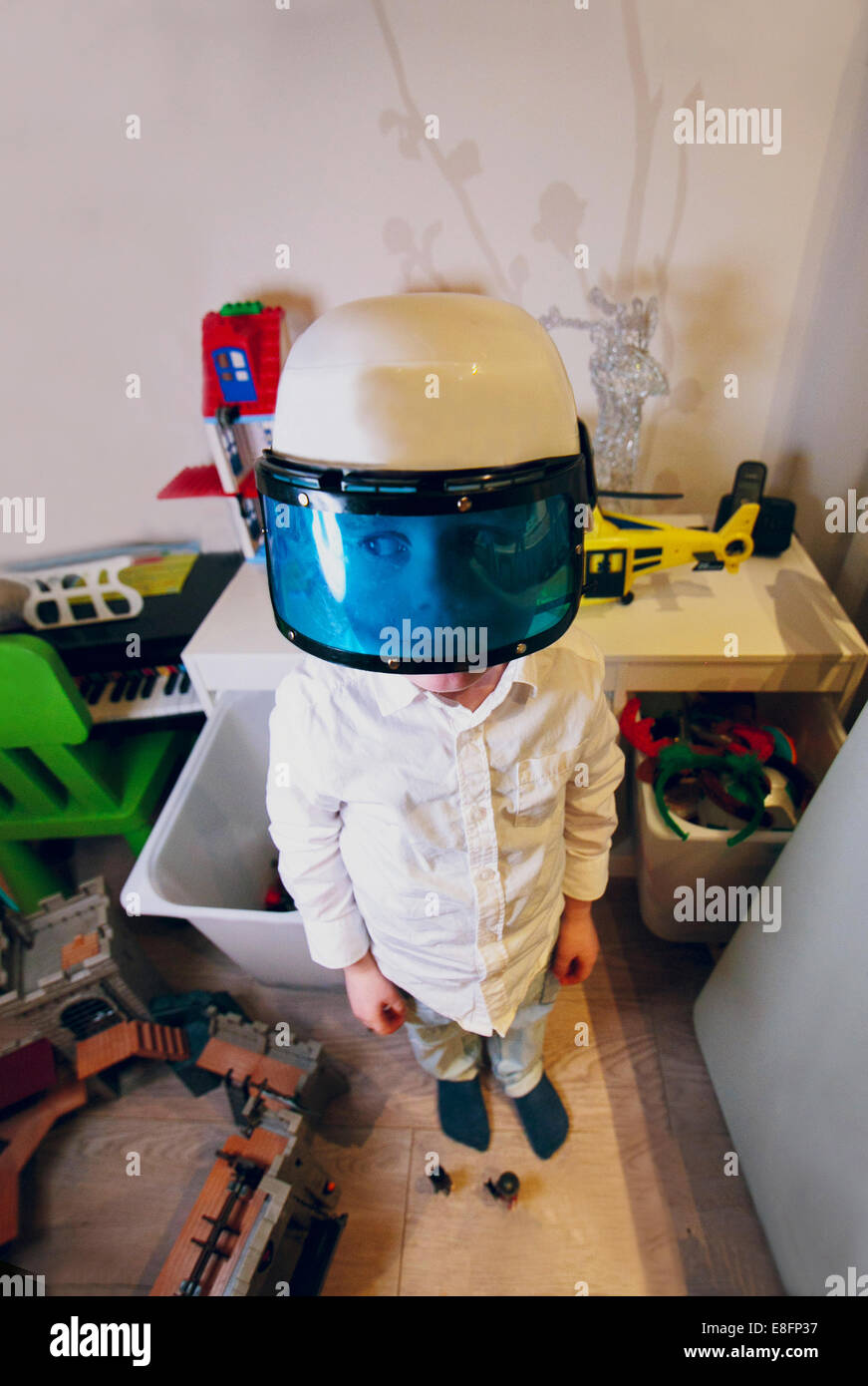 Paesi Bassi, ragazzo (4-5) poliziotto che indossa il casco con visiera Foto Stock