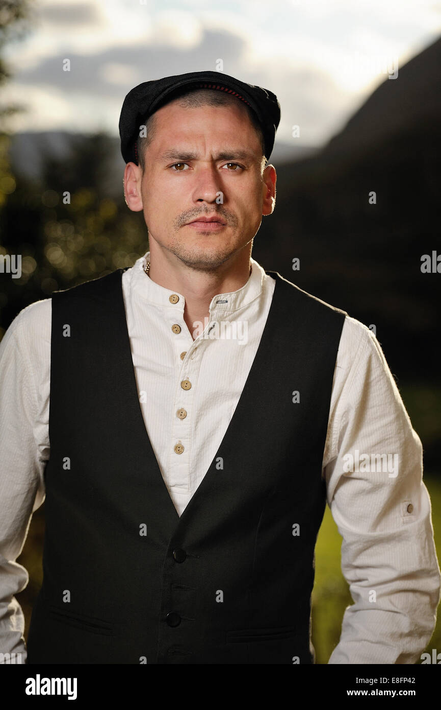 Ritratto di uomo che indossa camicia e gilet Foto stock - Alamy