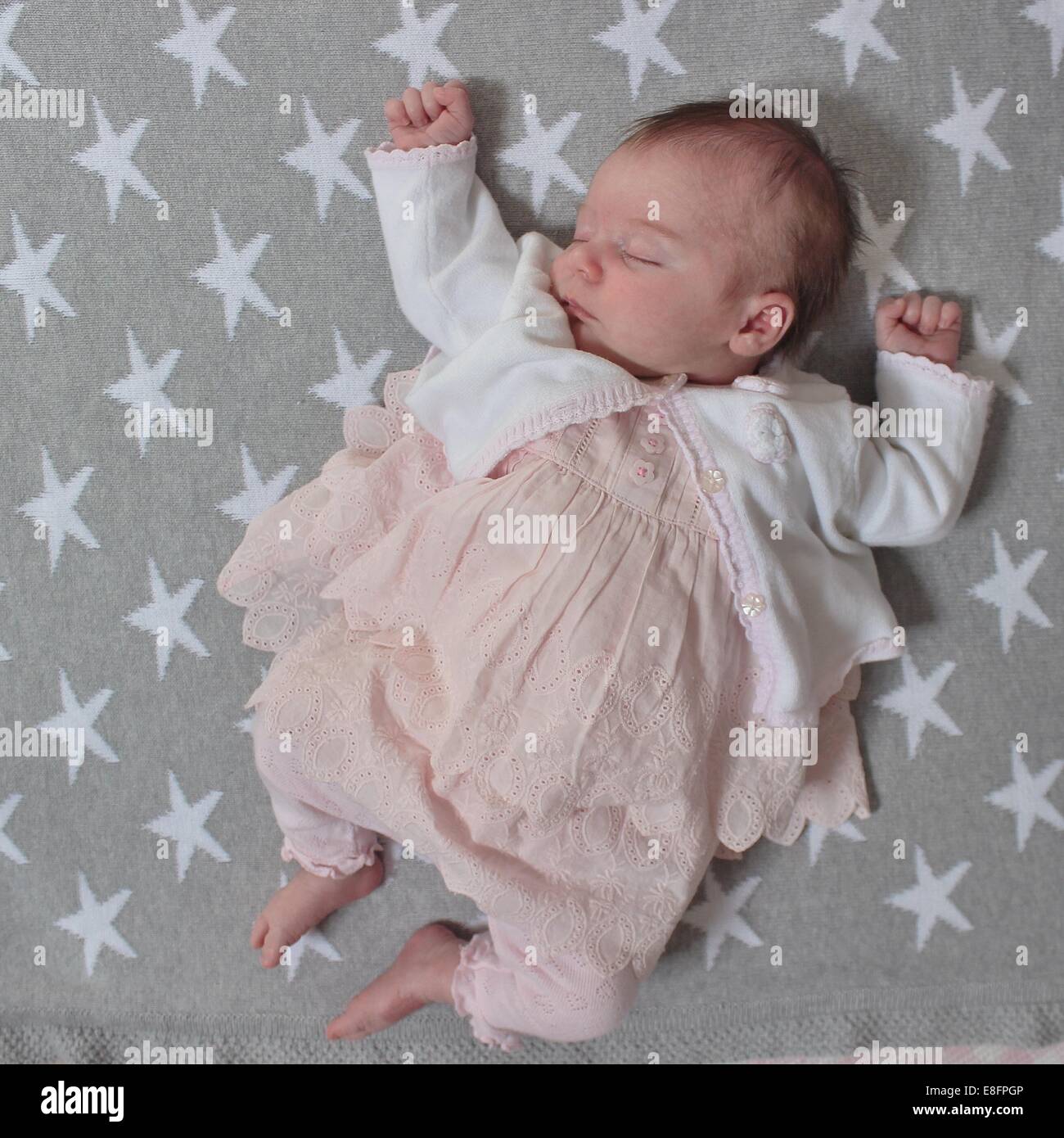 Baby girl giacente sulla coperta dormendo Foto Stock