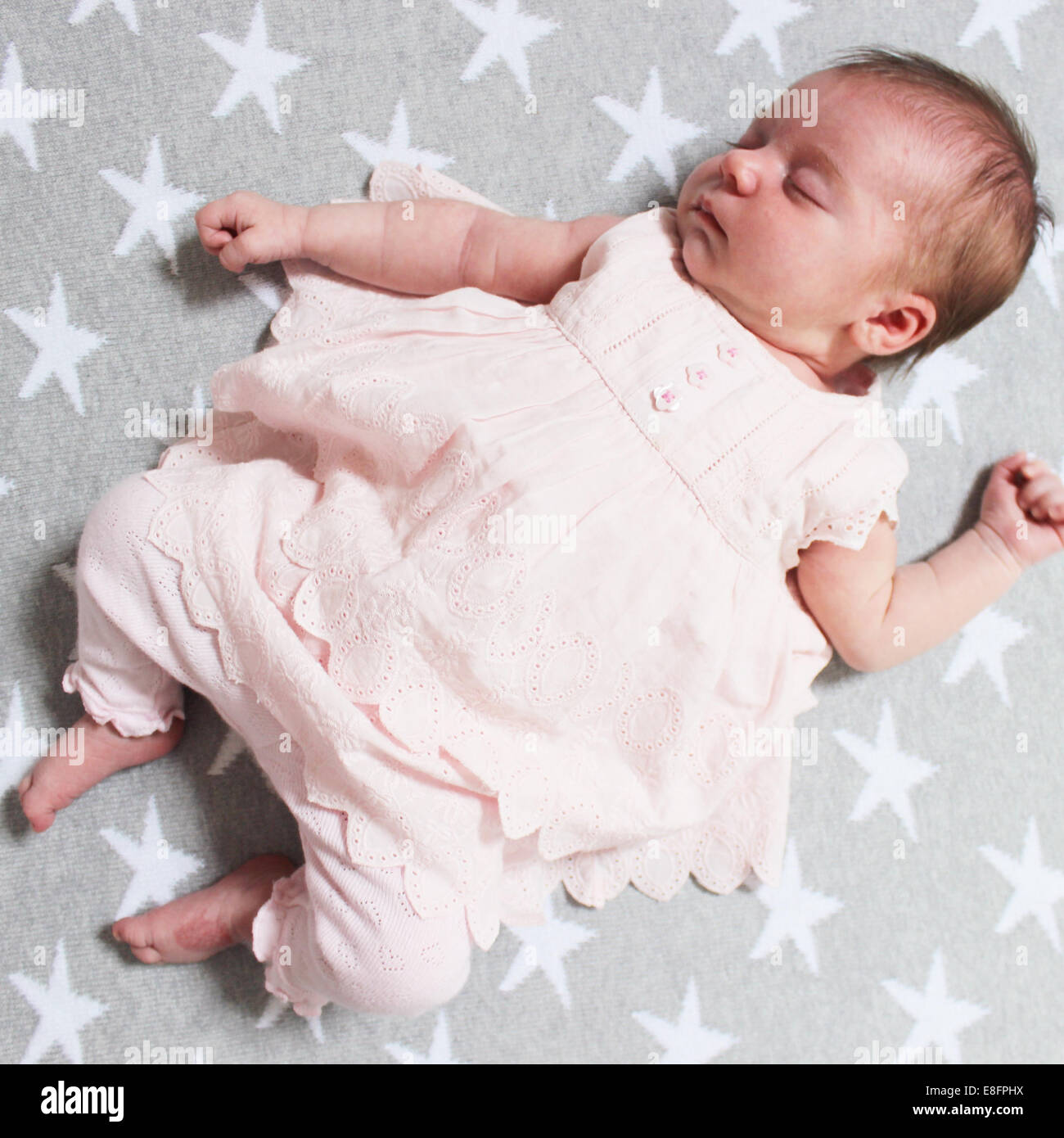 Baby girl giacente sul retro sleeping Foto Stock