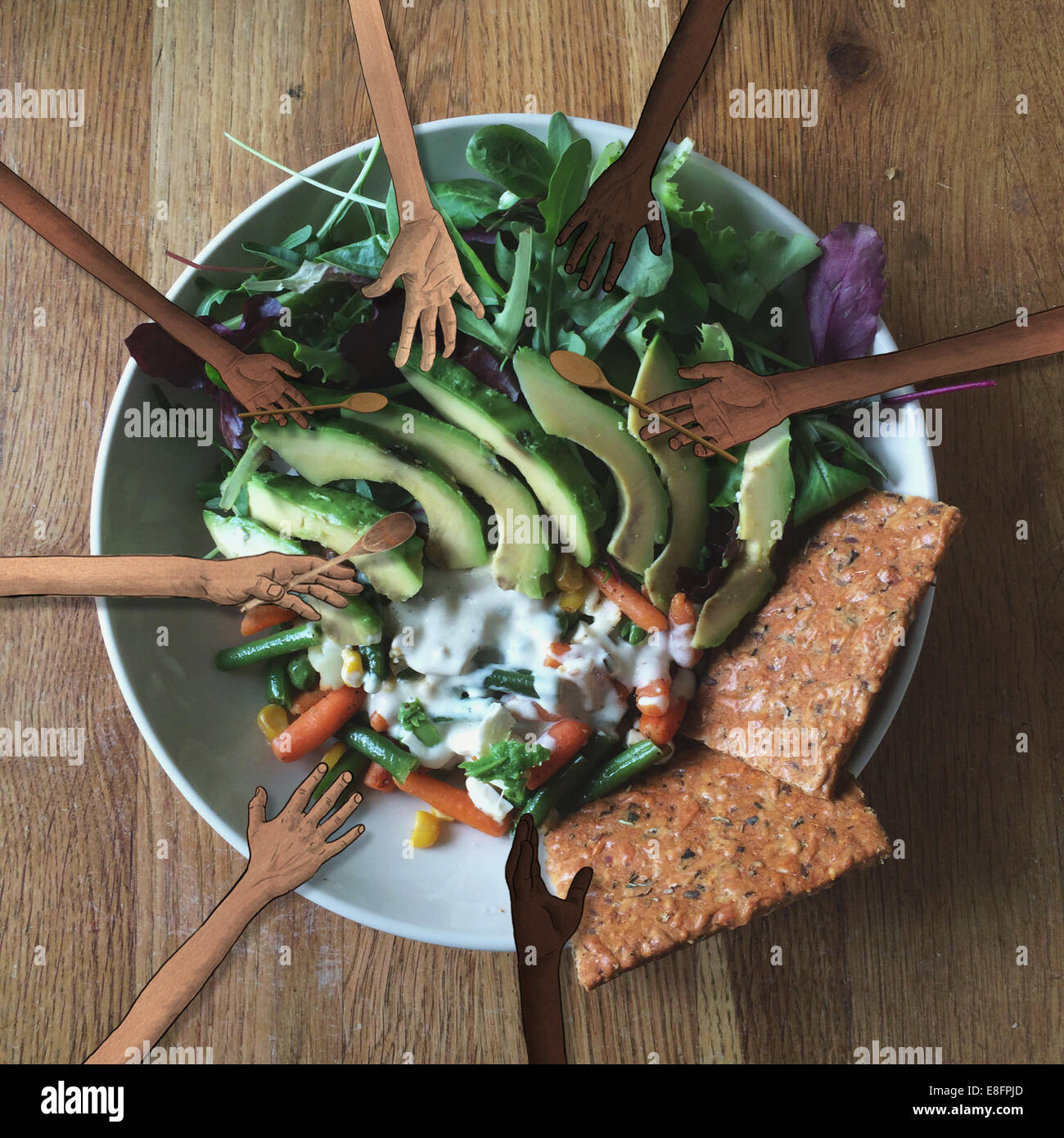Le mani umane afferrando una sana insalata Foto Stock