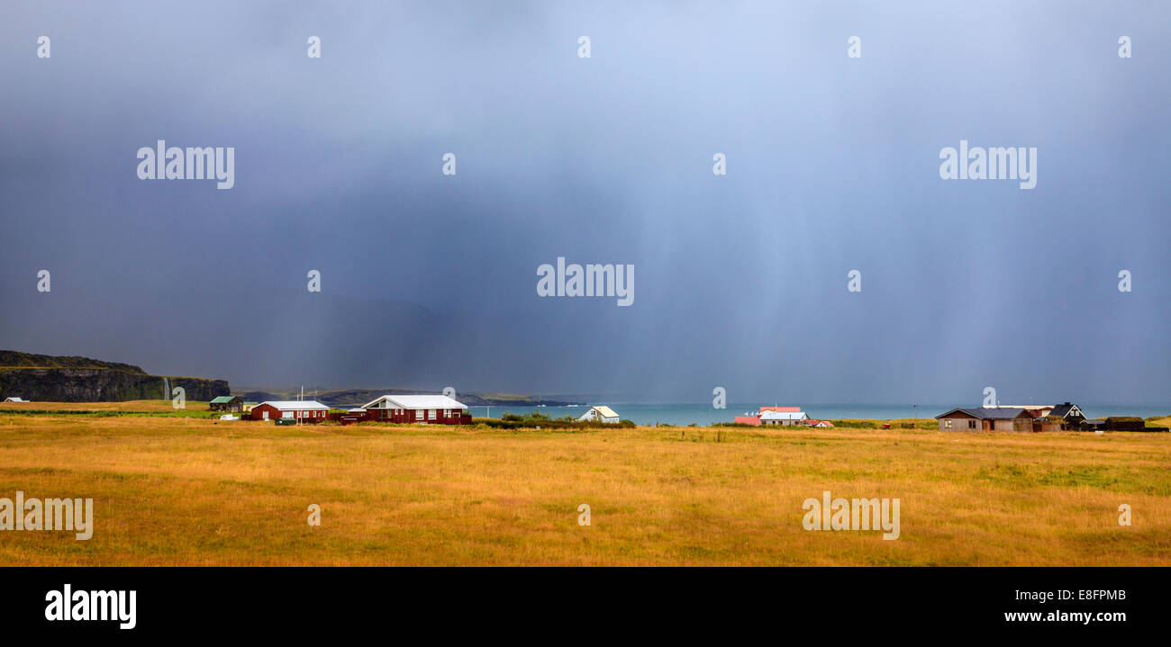 Piccolo villaggio di pescatori sulla costa ovest dell'Islanda con heavy rain in background Foto Stock
