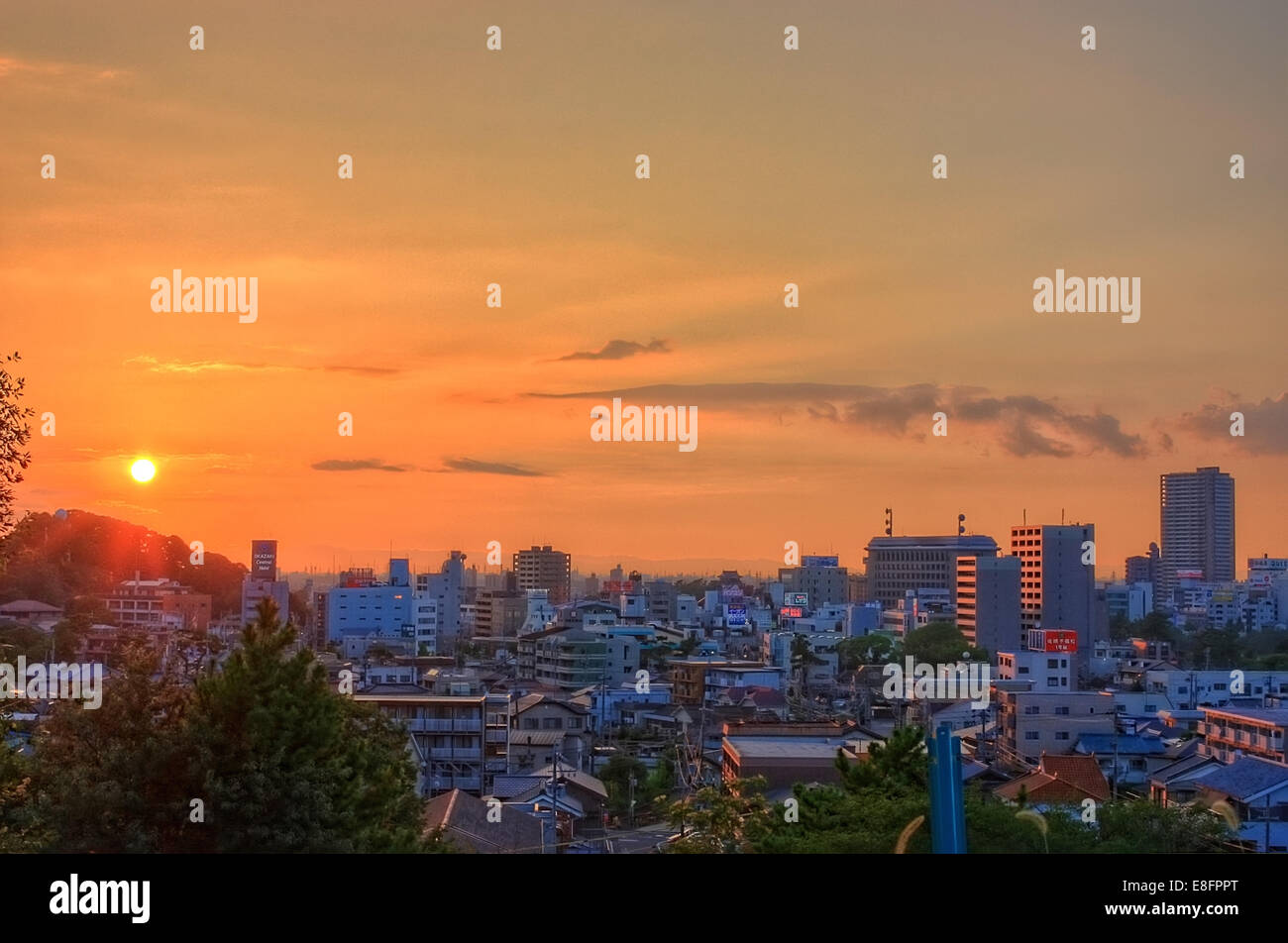 Tramonto sulla skyline della città, Okazaki, Chita, Giappone Foto Stock