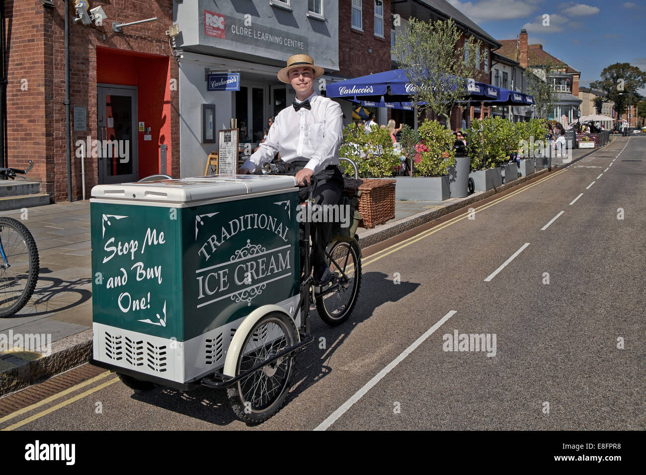 Gelati MAN UK. Giovane imprenditore che vende gelati da un triciclo e un carro in stile vintage nella città turistica di Stratford Upon Avon in Inghilterra Foto Stock