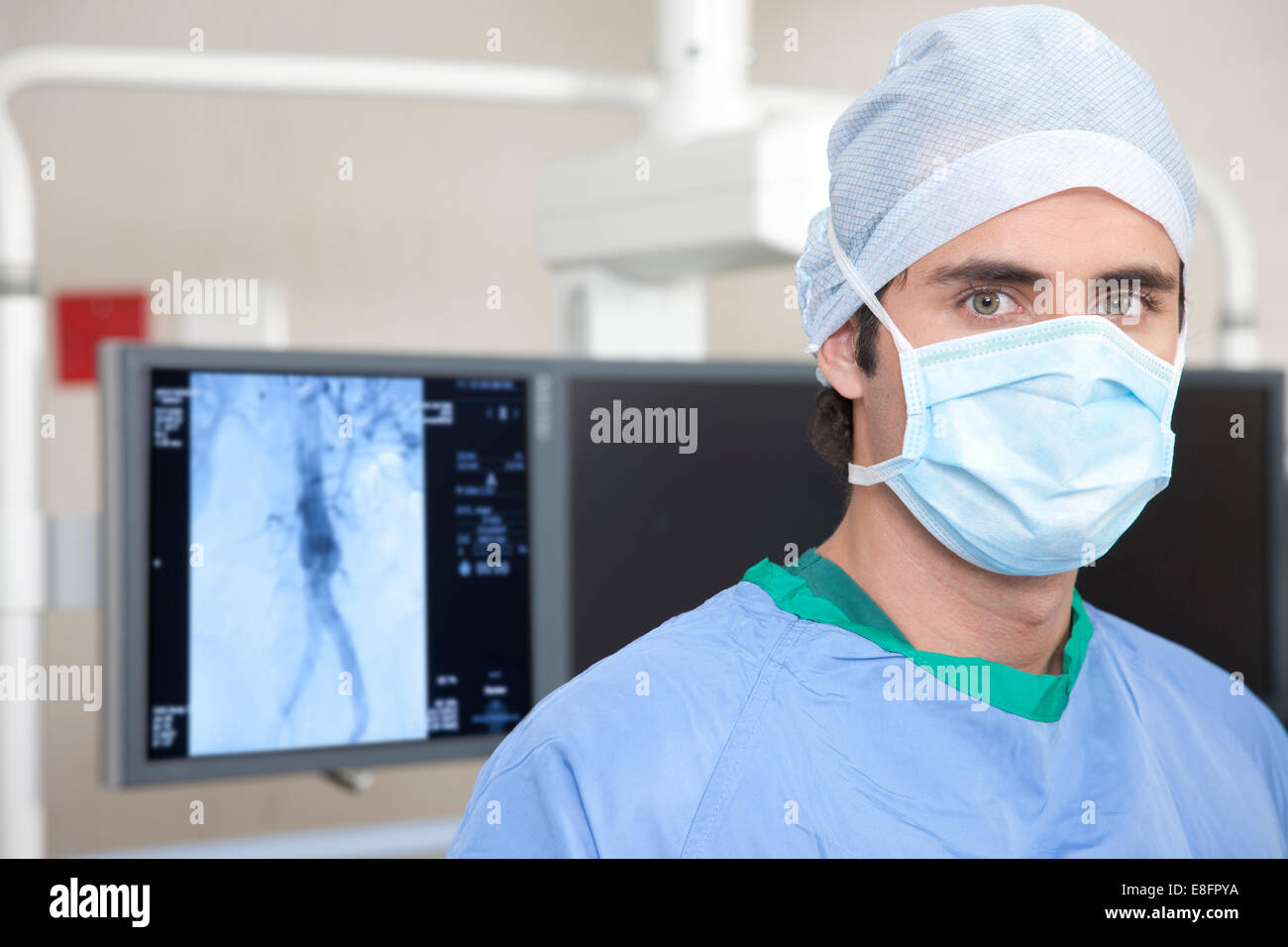 Ritratto di un chirurgo in piedi in sala operatoria Foto Stock