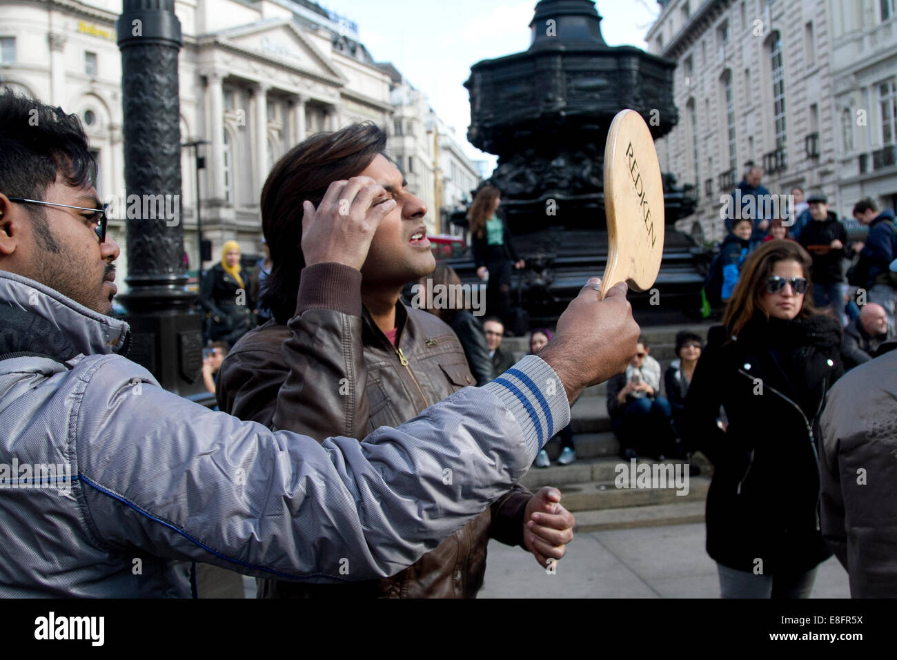 Londra, Regno Unito. Il 7 ottobre, 2014.Indian film troupe e cast del film di Bollywood Romeo e Giulietta a Piccadilly Circus London Credit: amer ghazzal/Alamy Live News Foto Stock