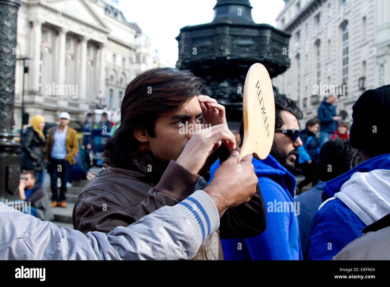 Londra, Regno Unito. Il 7 ottobre, 2014.Indian film troupe e cast del film di Bollywood Romeo e Giulietta a Piccadilly Circus London Credit: amer ghazzal/Alamy Live News Foto Stock