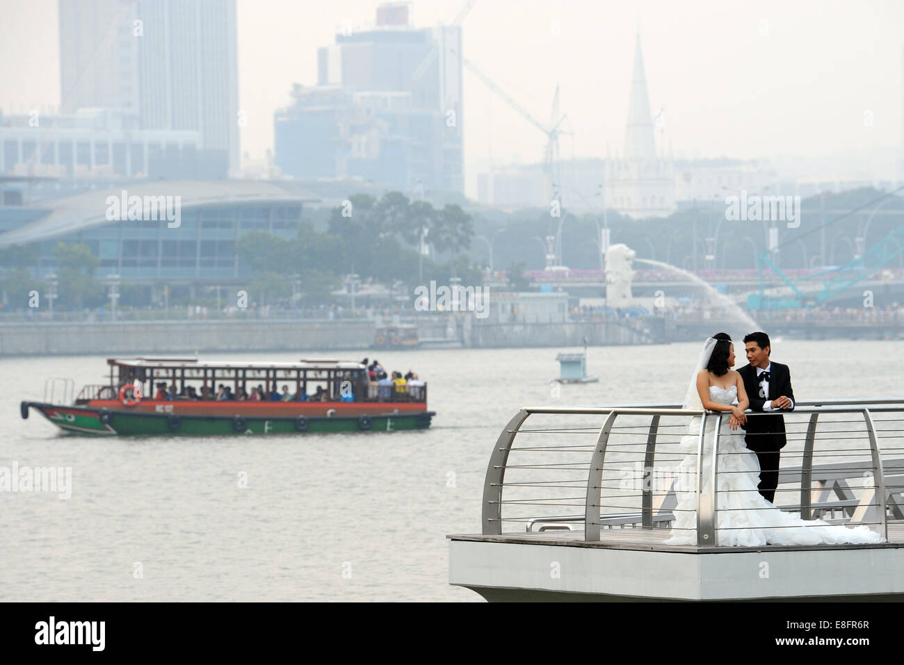Singapore. 6 Ottobre, 2014. Un paio di posa per il pre-Foto di matrimonio a Singapore il Marina Bay area su 6 ott. 2014. Secondo il 2014 trend sulla popolazione rapporto rilasciato dal Dipartimento di statistica di Singapore sul Sett. 25, la proporzione di persone sposate è scesa dal 62% nel 2003 al 60% nel 2013. Credito: Quindi Chih Wey/Xinhua/Alamy Live News Foto Stock