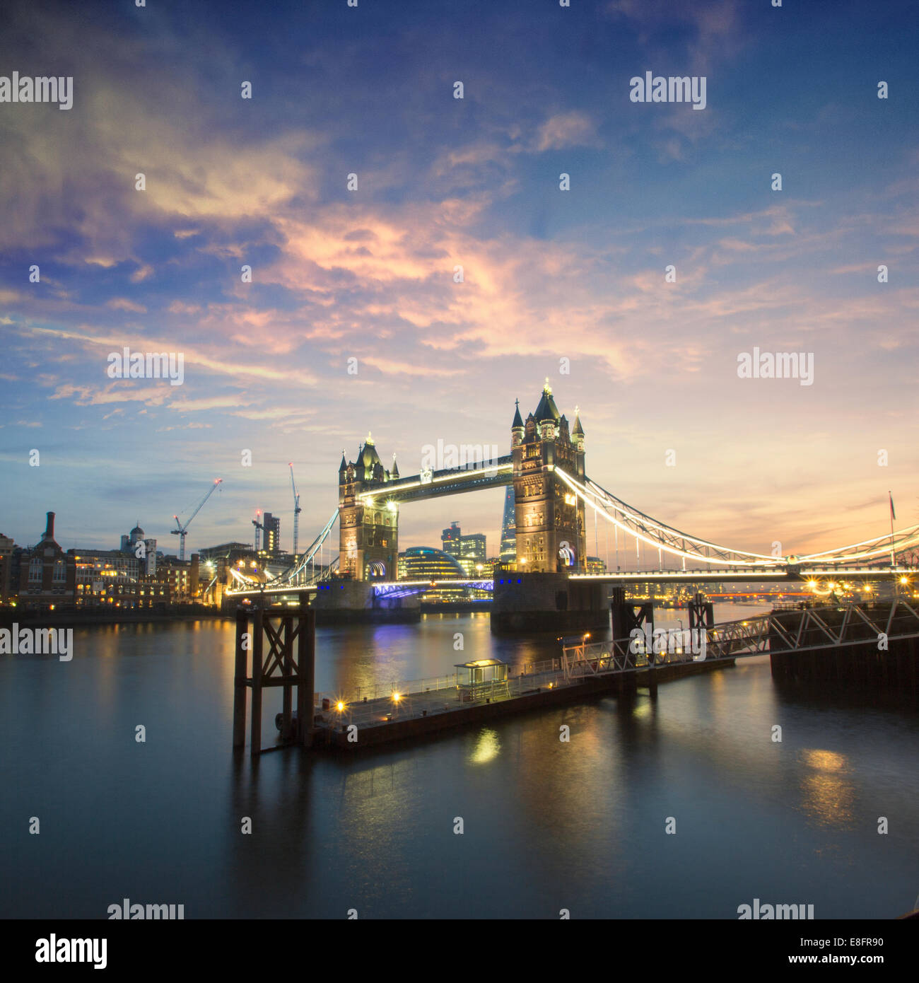 Regno Unito, Londra, il Tower Bridge di notte Foto Stock
