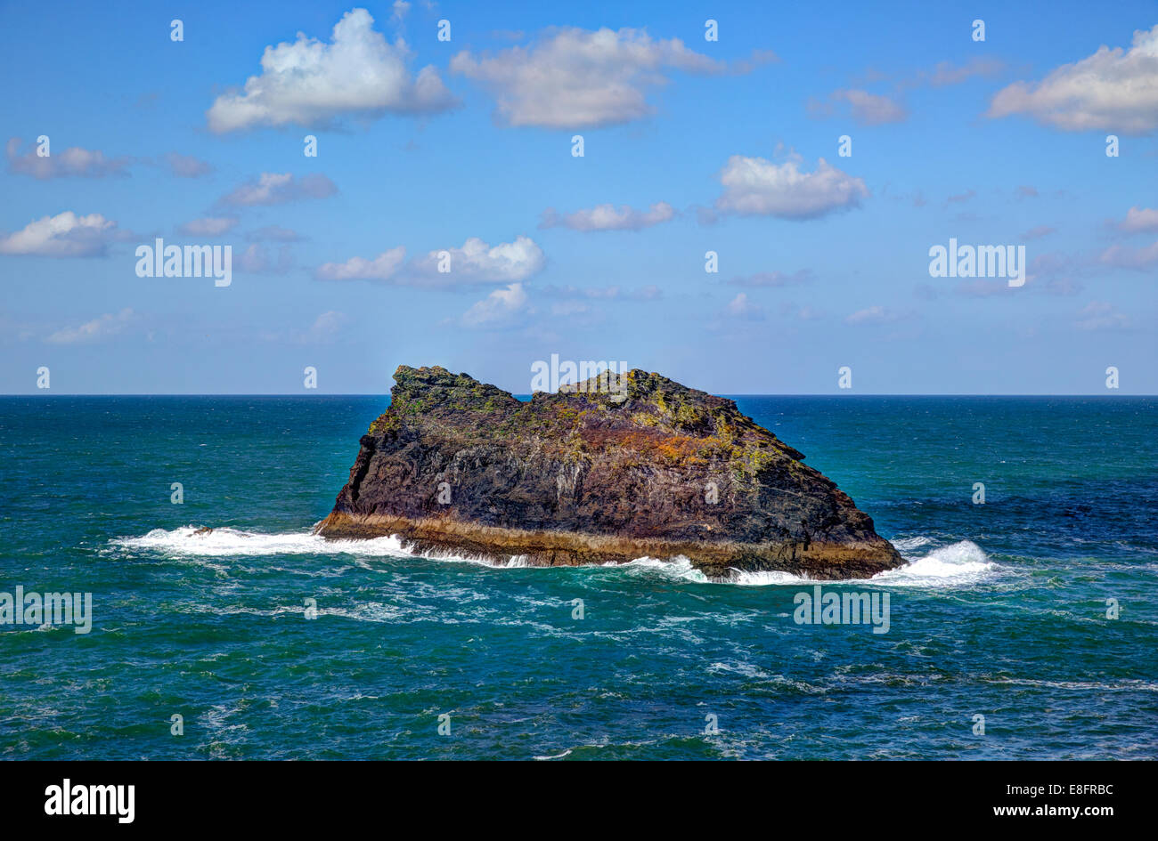 Roccia Meachard Boscastle Cornwall tra Inghilterra Regno Unito come la pittura su una bella e soleggiata cielo blu giorno in HDR Foto Stock