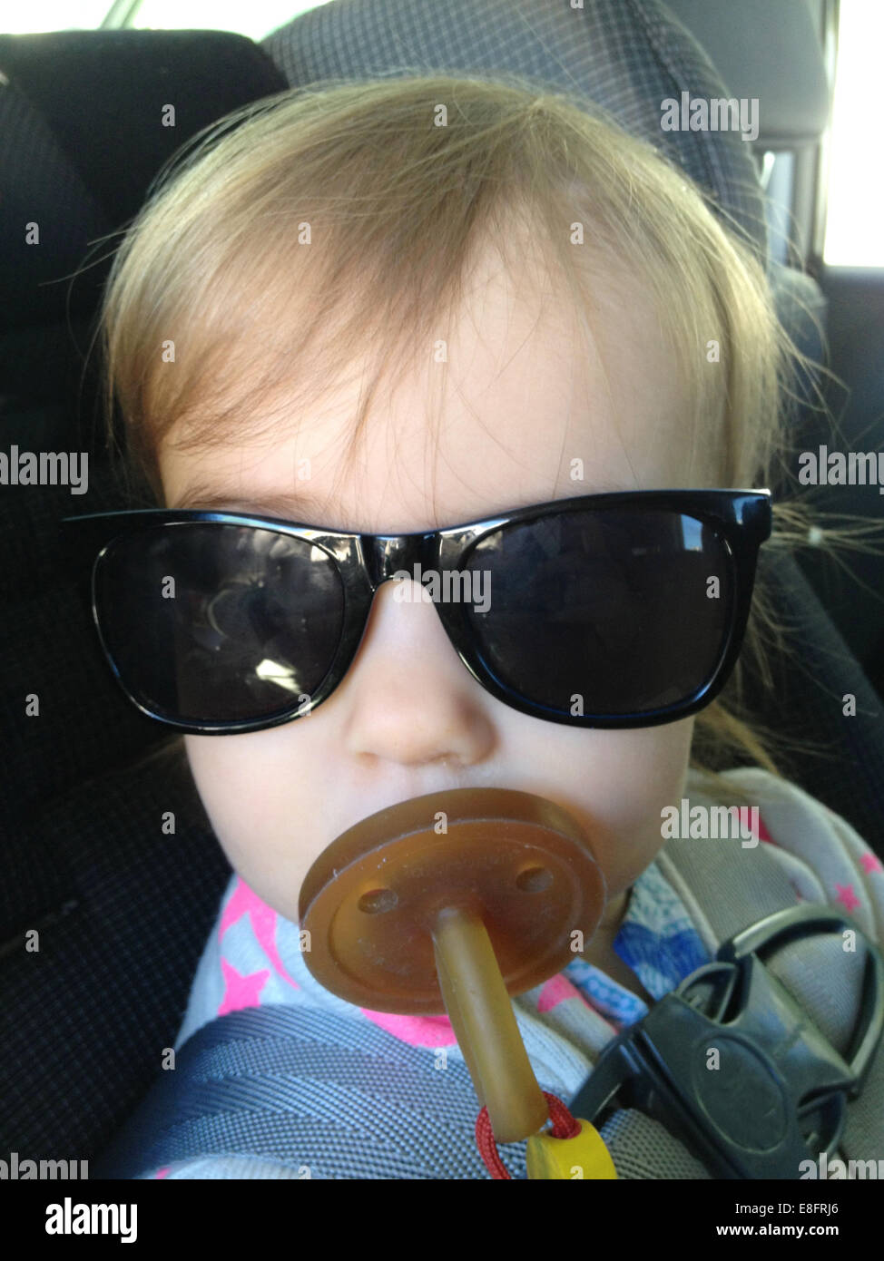 Ritratto di ragazza (18-23 mesi) con fantoccio e occhiali da sole Foto Stock