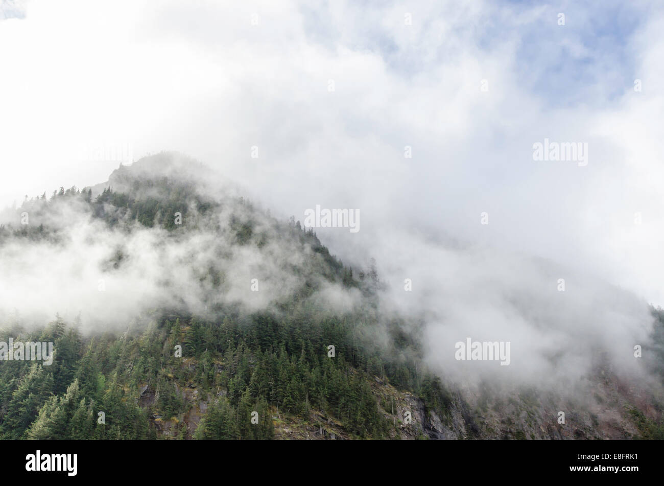 Stati Uniti d'America, nello Stato di Washington, il Parco Nazionale del Monte Rainier, nuvole basse su picco di montagna Foto Stock