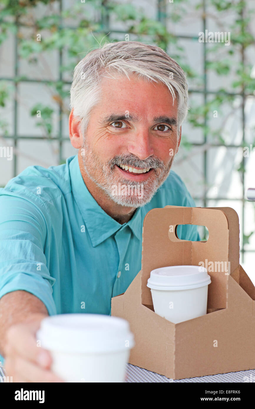 Imprenditore caffè passando a un'altra persona Foto Stock