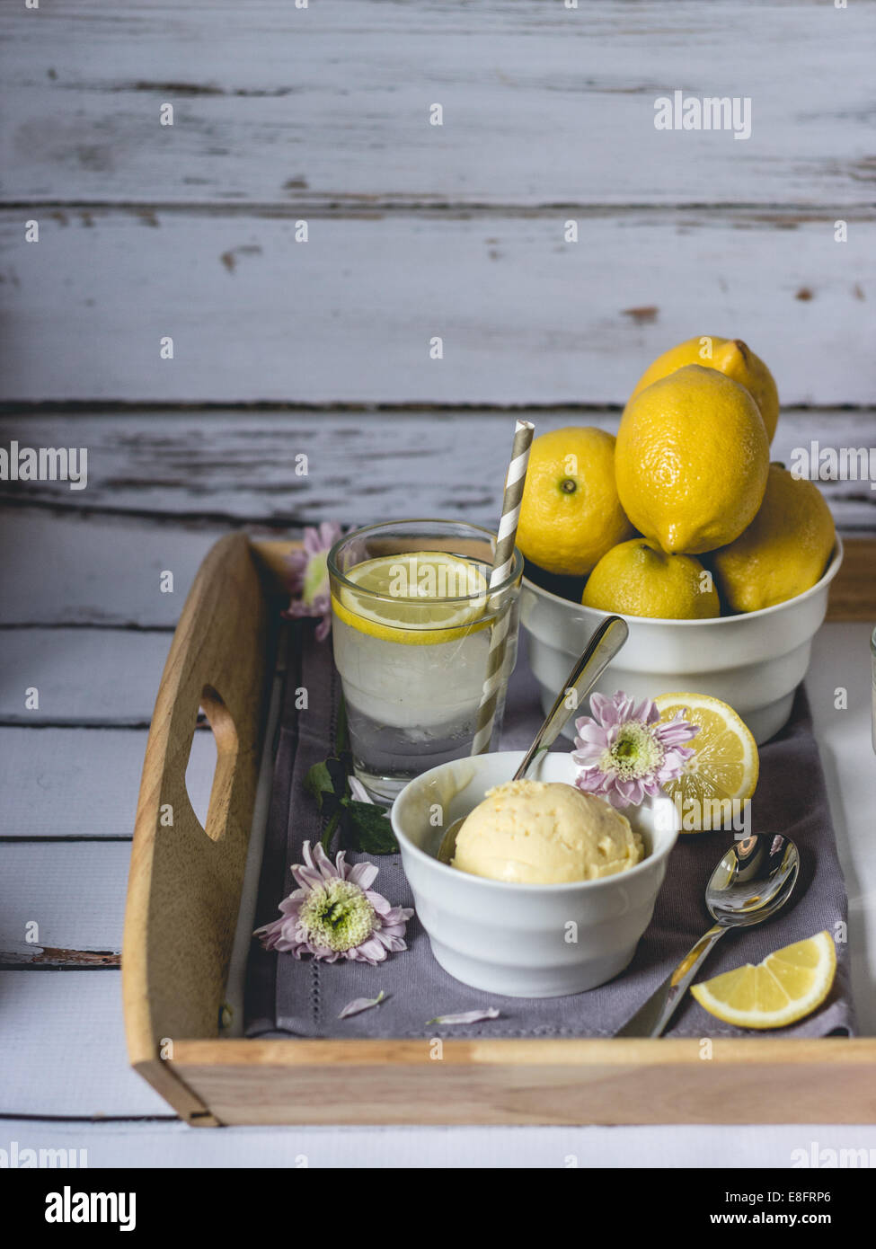 Vassoio di frutta limone, gelati e limonata Foto Stock