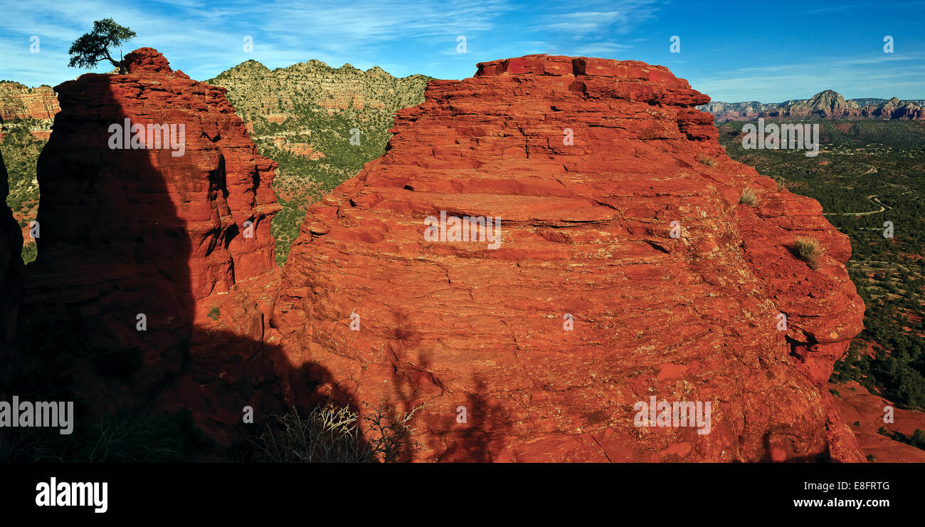 Stati Uniti d'America, Arizona, Yavapai County, Baldwins Crossing, villaggio di Oak Creek, Bell Rock, vista di pietra arenaria rossa guglie di roccia a campana Foto Stock