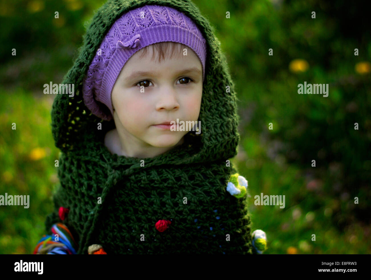 Giovane ragazza verde da indossare top con cappuccio Foto Stock