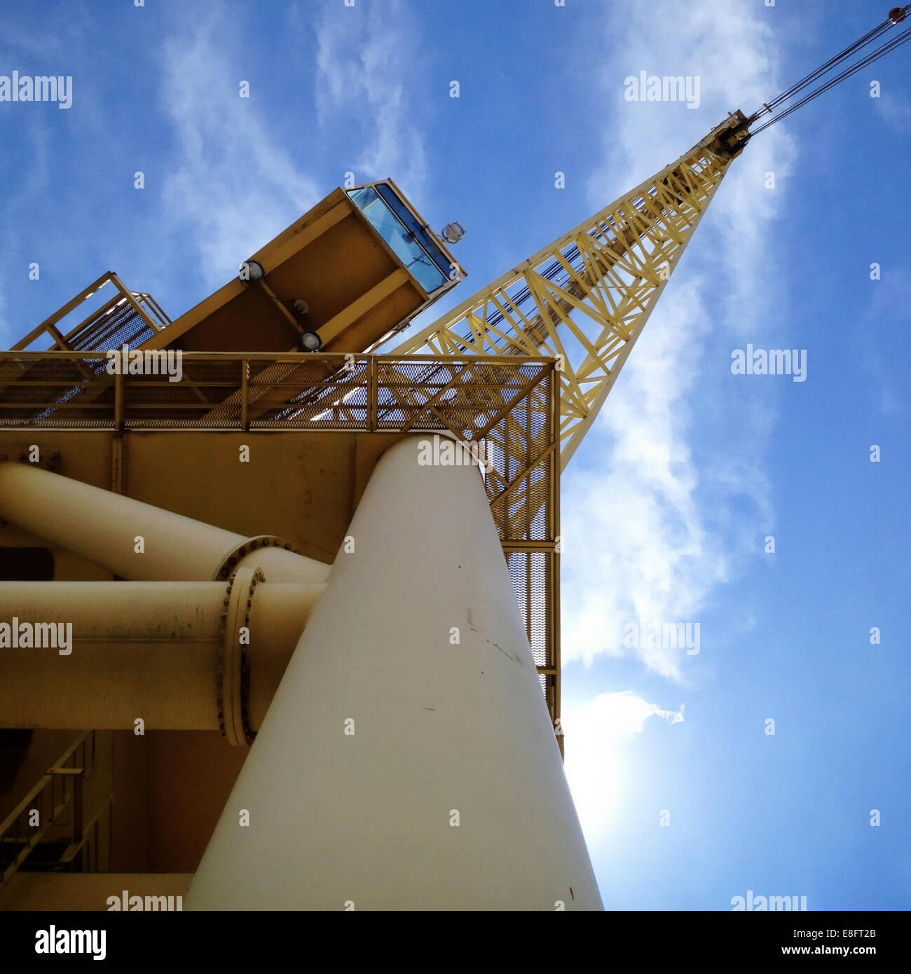 Stati Uniti, California, Vallejo, Mare isola, mare isola Cantiere Navale, chiudere fino a basso angolo di giallo gru industriali Foto Stock