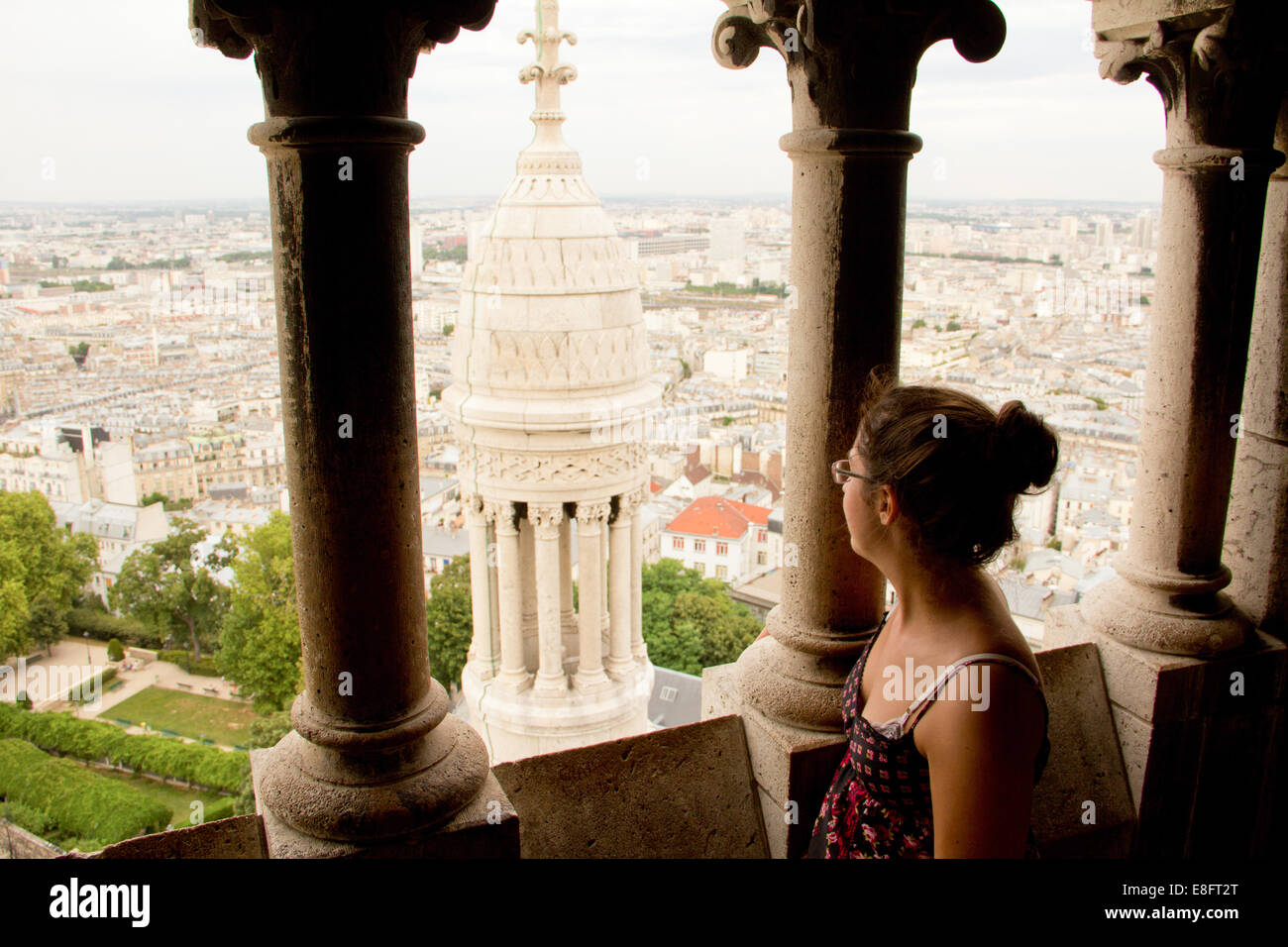 Donna che guarda sulla città Foto Stock