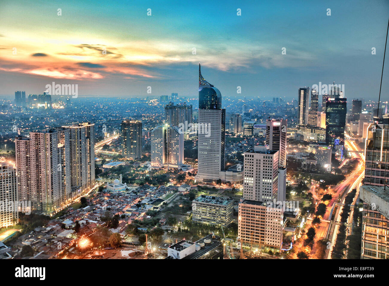 Lo skyline della citta' al tramonto, Jakarta, Indonesia Foto Stock