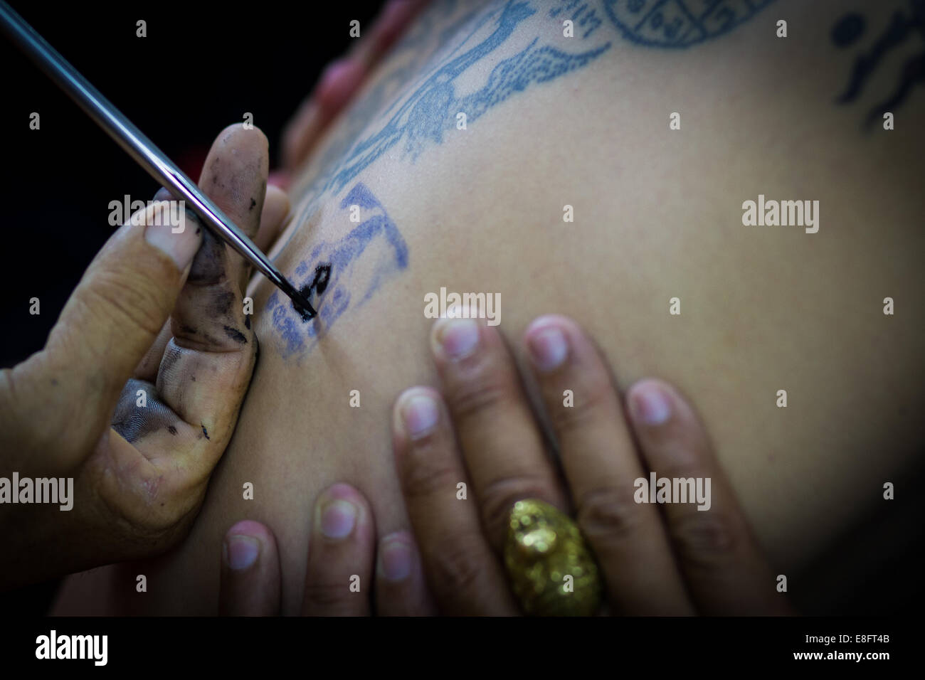 Thailandia, Samut Prakan Provincia, Sak Yant, Festival dove i monaci devoti del tatuaggio Foto Stock