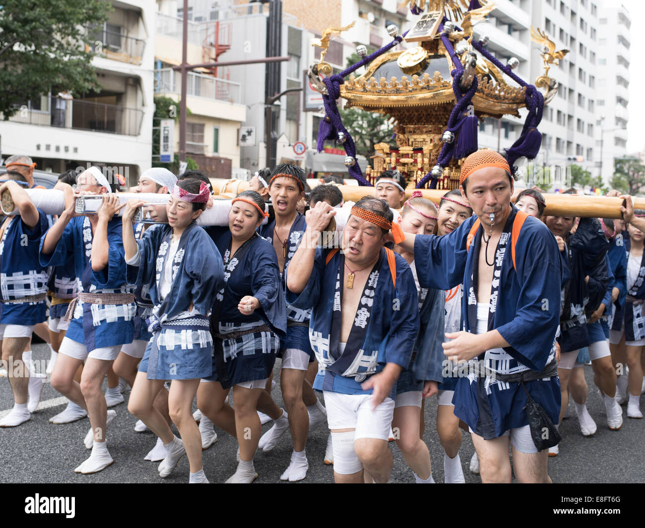 Portando il mikoshi Fukagawa Fetival aka acqua gettando festival tenutosi a Tomioka Santuario Hachimangu, Tokyo, Giappone Foto Stock