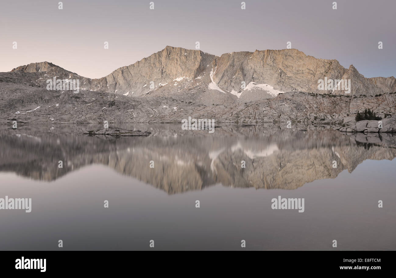 Stati Uniti, California, Sierra forestale nazionale, riflessioni in "l'Inferno per assicurarsi' lago Foto Stock