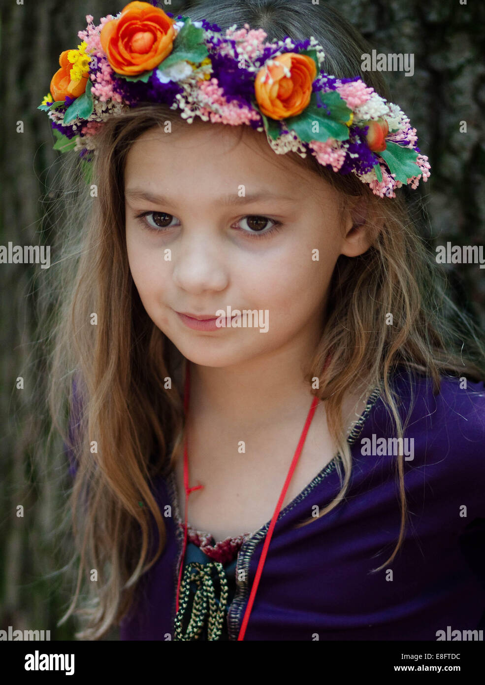 Ragazza che indossa una ghirlanda di fiori sulla testa Foto Stock