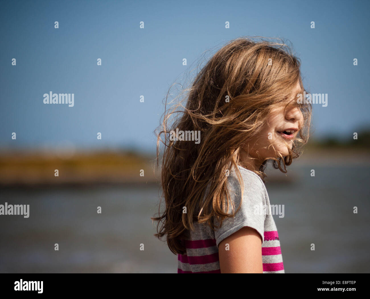 Ritratto di una ragazza con i capelli spazzate dal vento Foto Stock