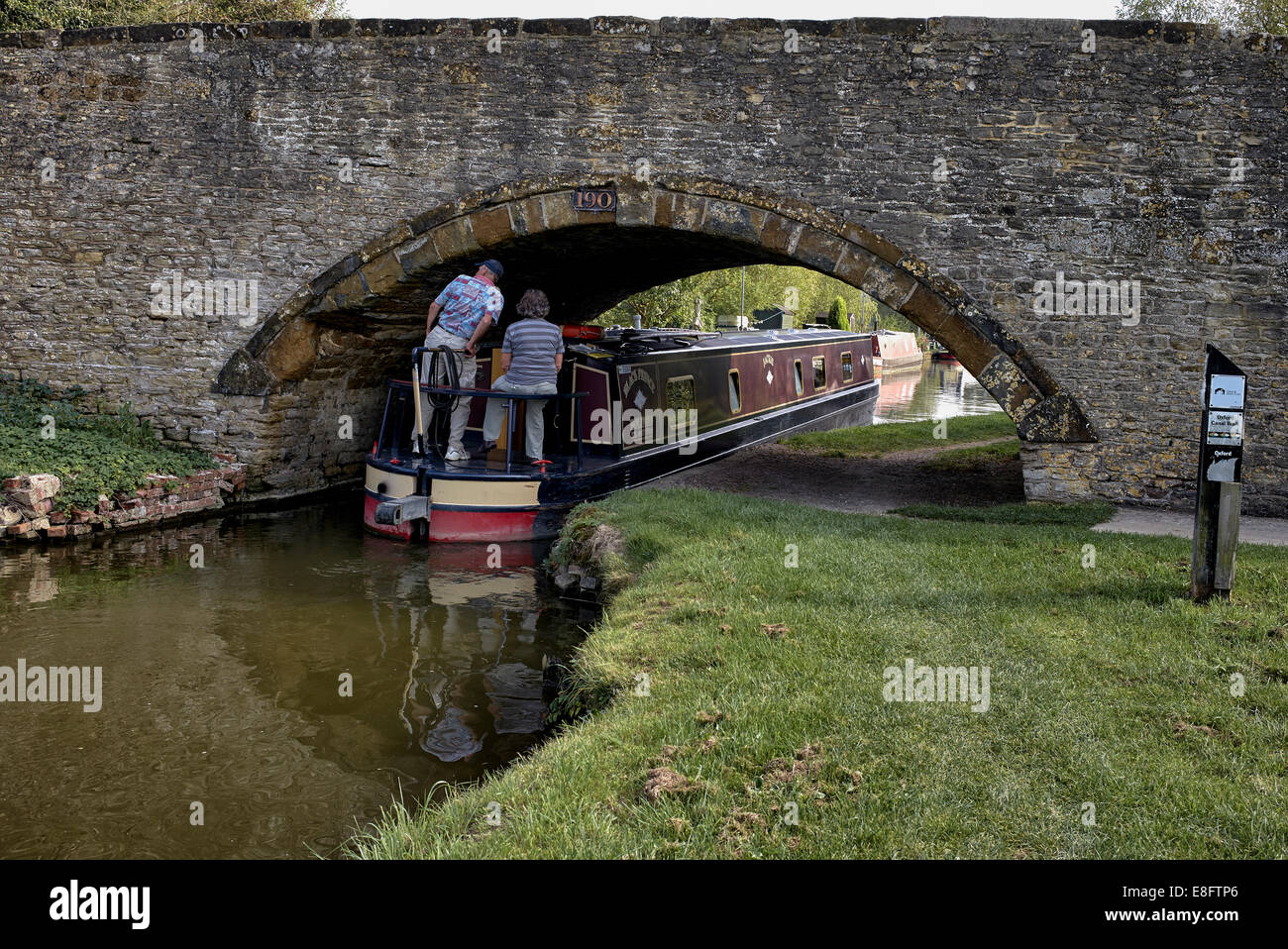 Canale Oxford. Barca stretta che naviga attraverso il ponte sul canale della Oxfordshire Canal Way, Aynho Wharf Nr. Banbury Inghilterra Regno Unito Foto Stock