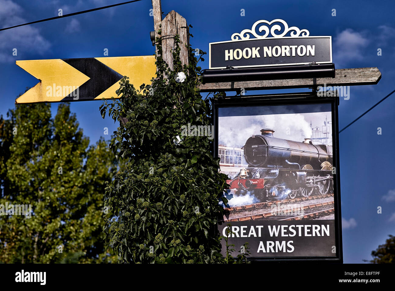Pub inglese segno che commemora la Great Western Railway. Great Western Arms, Aynho Banbury Oxfordshire England Regno Unito Foto Stock