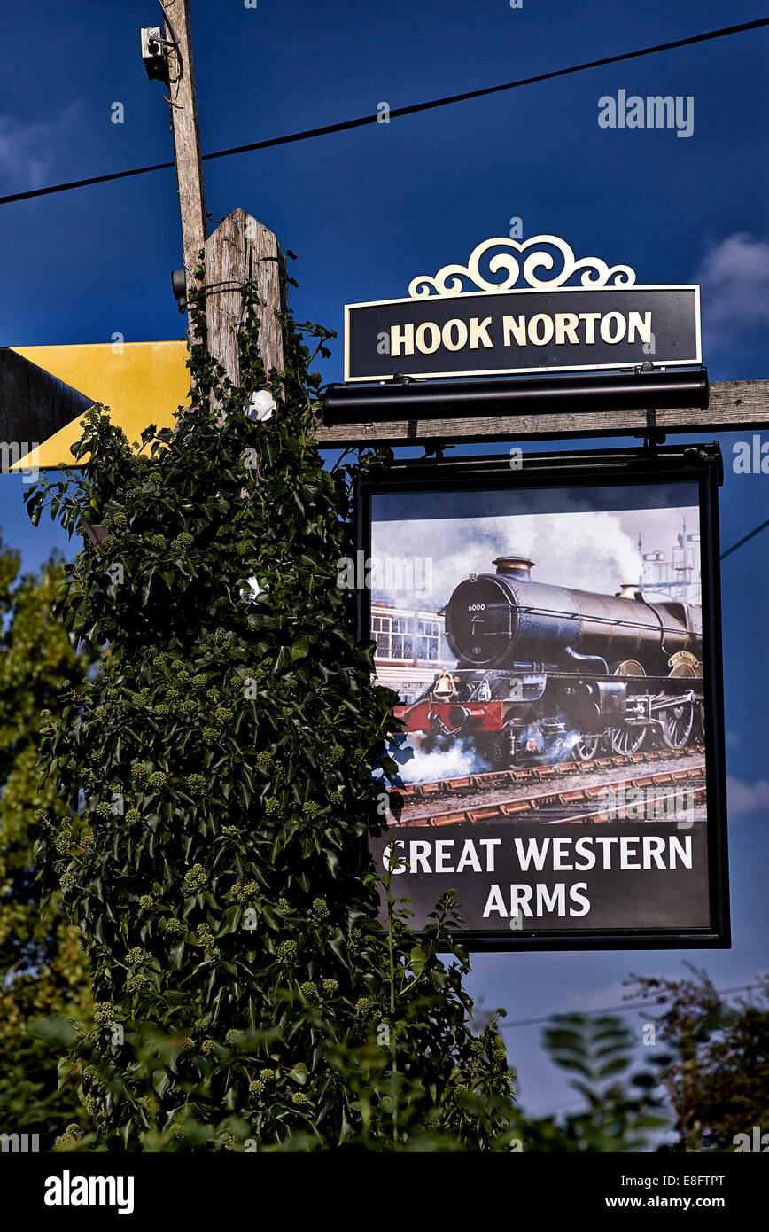 Pub inglese segno che commemora la Great Western Railway. Great Western Arms, Aynho Banbury Oxfordshire England Regno Unito Foto Stock