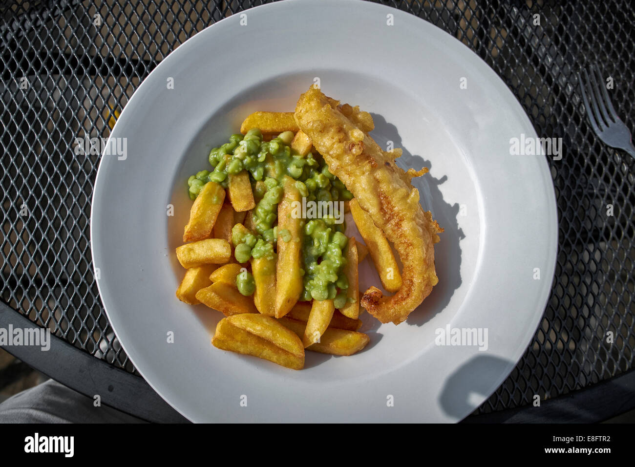 Pesce e patatine fritte e piselli funghi. Cucina inglese tradizionale. Inghilterra Regno Unito Foto Stock