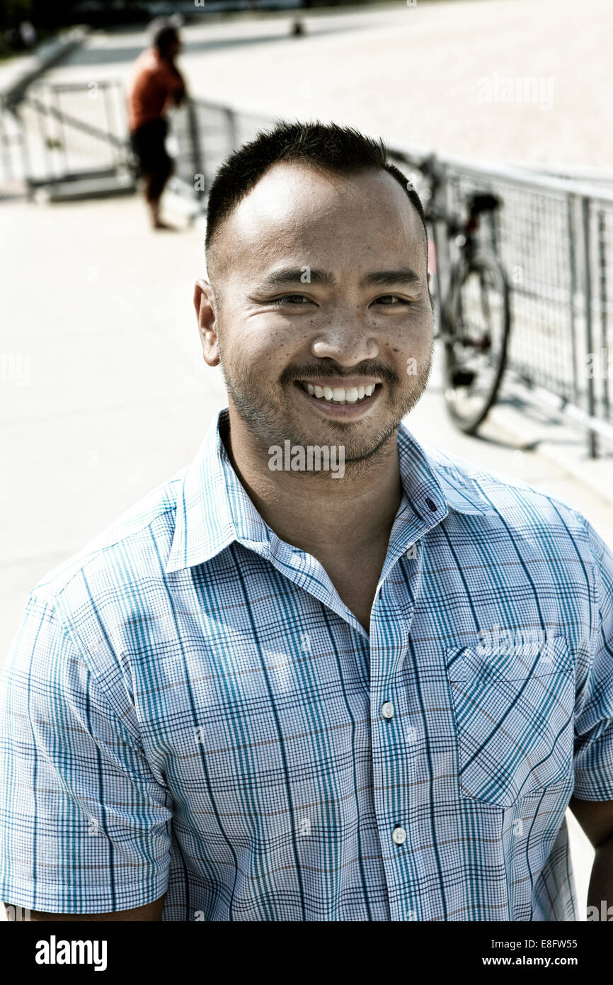 Stati Uniti d'America, Illinois, Contea di Cook, Chicago, Ritratto di uomo sulla spiaggia Foto Stock