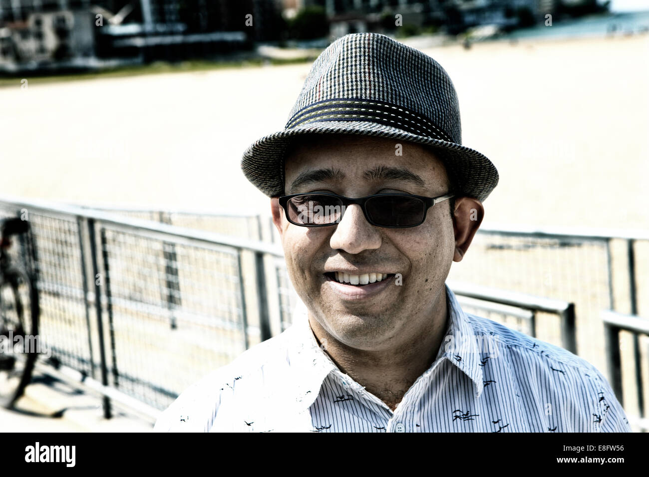 Stati Uniti d'America, Illinois, Contea di Cook, Chicago, Ritratto di uomo sulla spiaggia Foto Stock