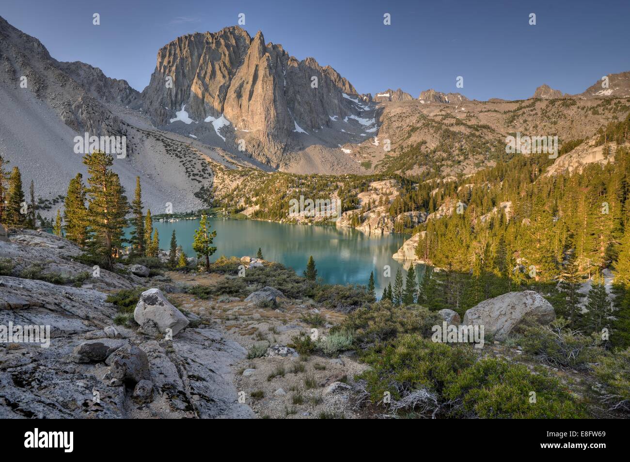 Stati Uniti, California, Inyo National Forest, Tempio roccioso ed il secondo lago Foto Stock