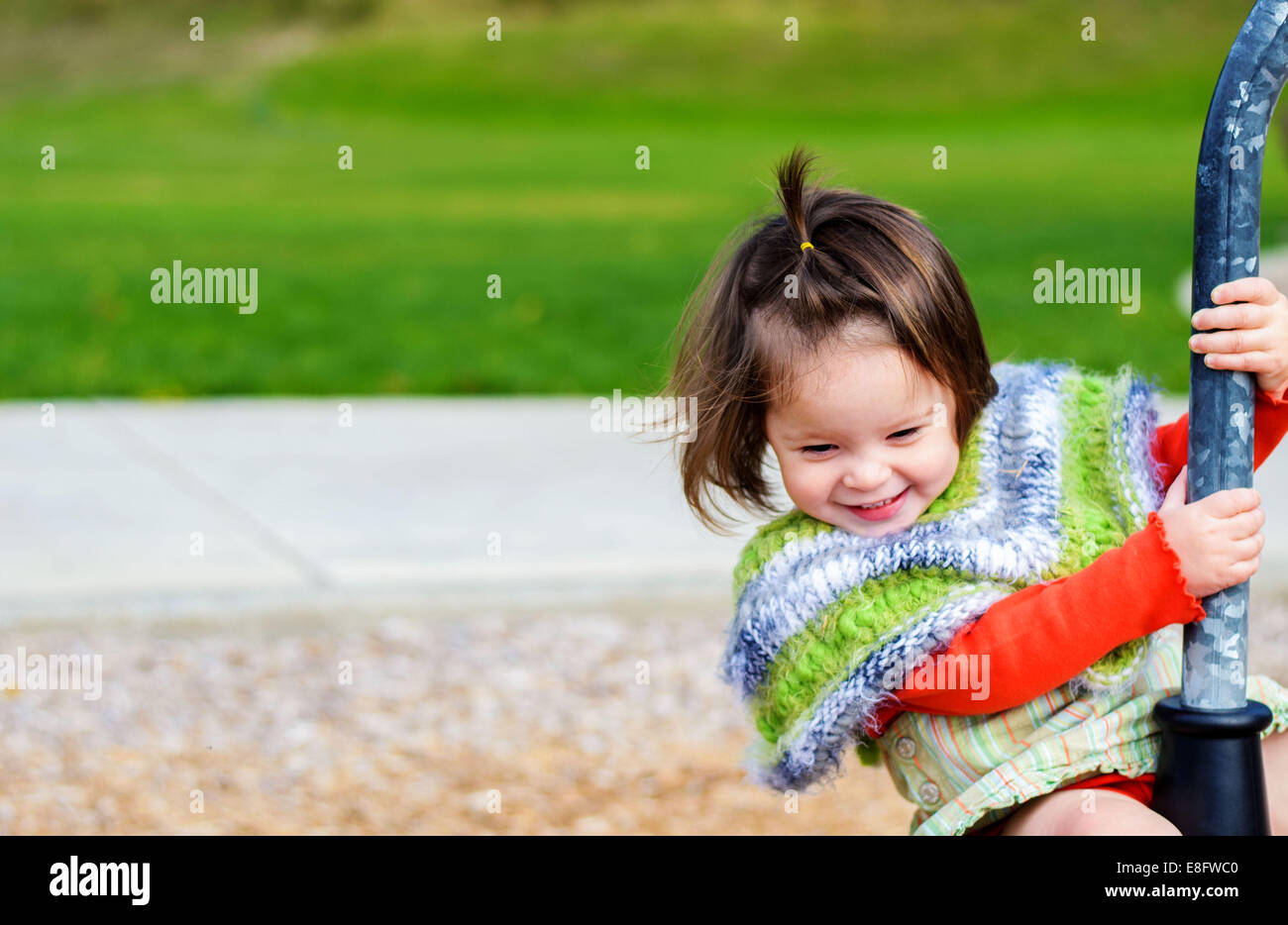 Ragazza al parco giochi (2-3 anni) Foto Stock