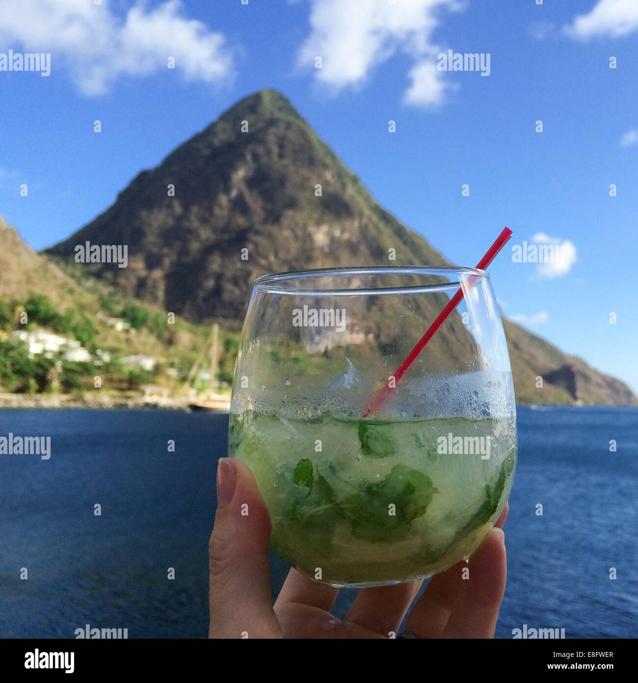Saint Lucia, cocktail e vista montagna Foto Stock