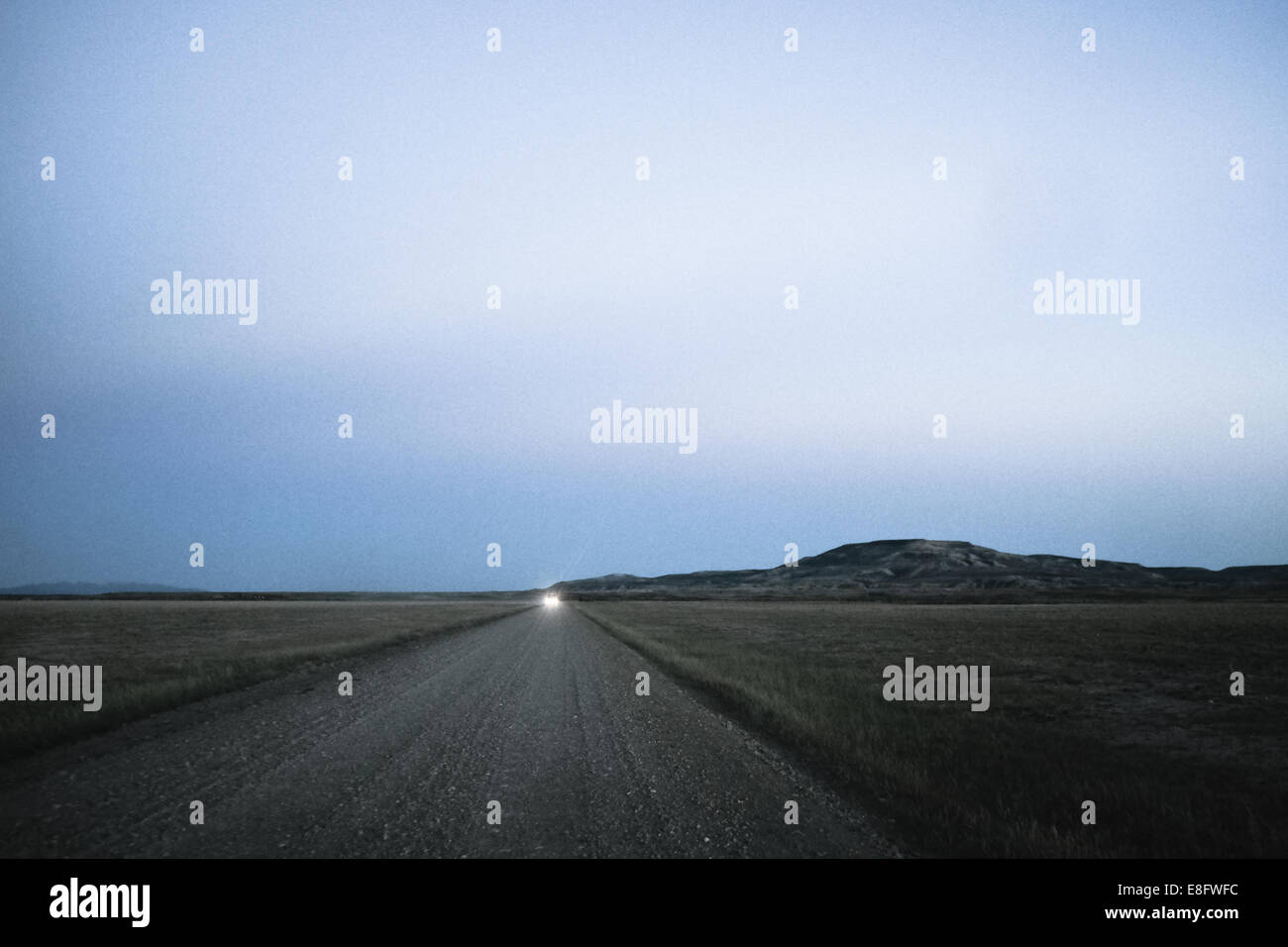 Stati Uniti d'America, Wyoming,strada sterrata al crepuscolo Foto Stock
