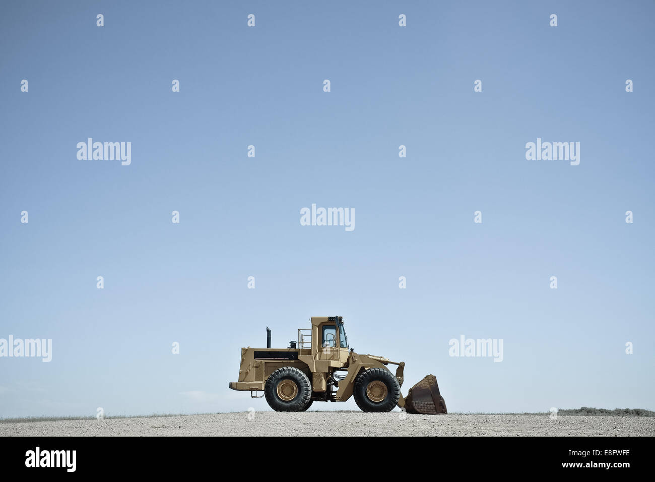 Stati Uniti d'America, Wyoming Bulldozer contro il cielo blu Foto Stock