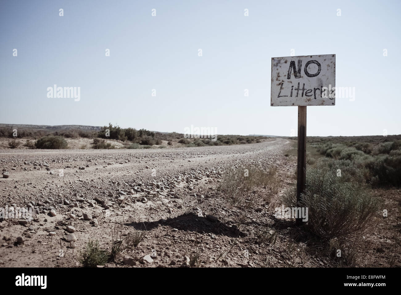 Stati Uniti d'America, Wyoming, strada sterrata e fatto a mano segno Foto Stock