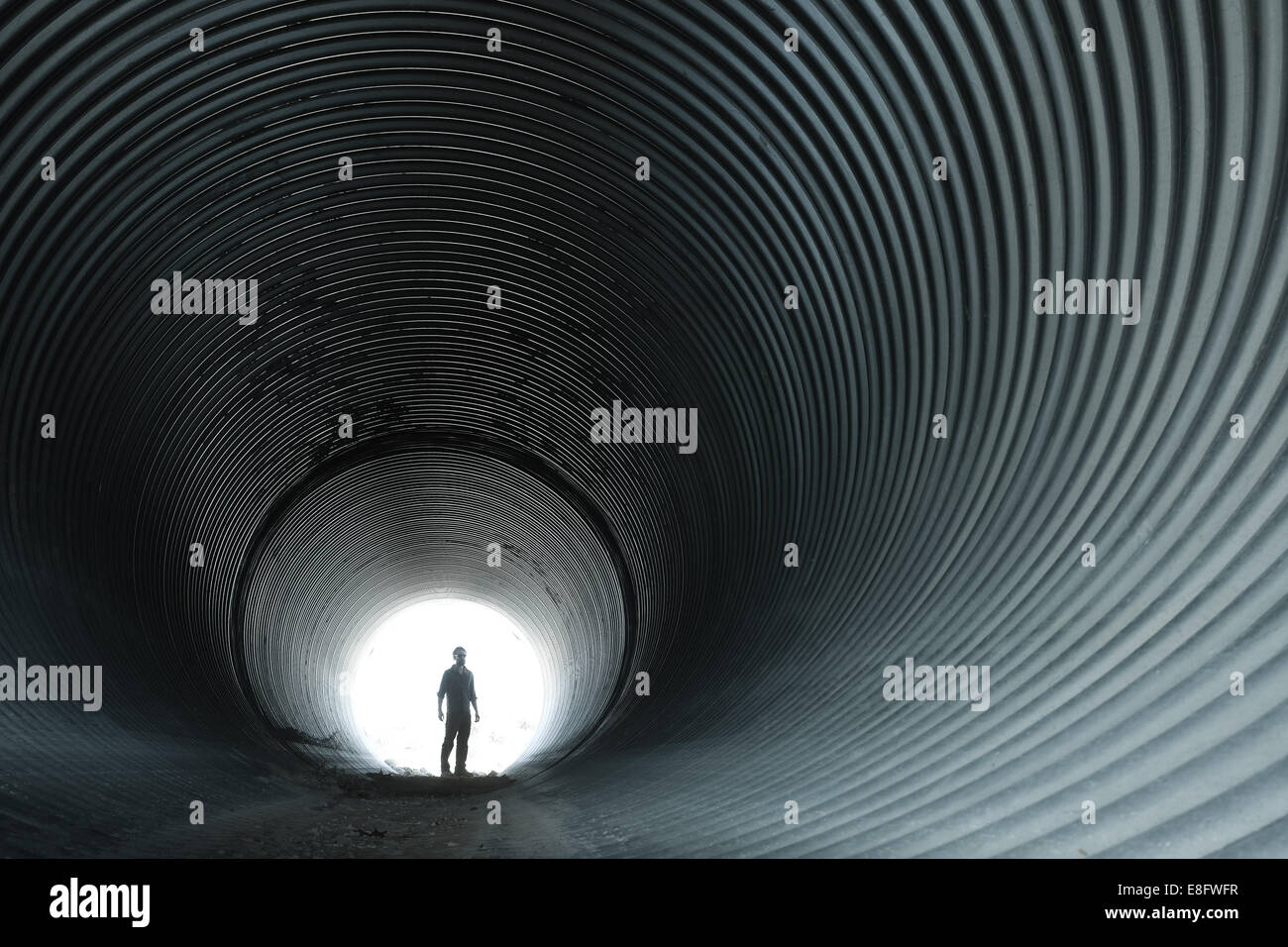 Stati Uniti d'America, Wyoming Silhouette dell uomo nel tunnel circolare Foto Stock