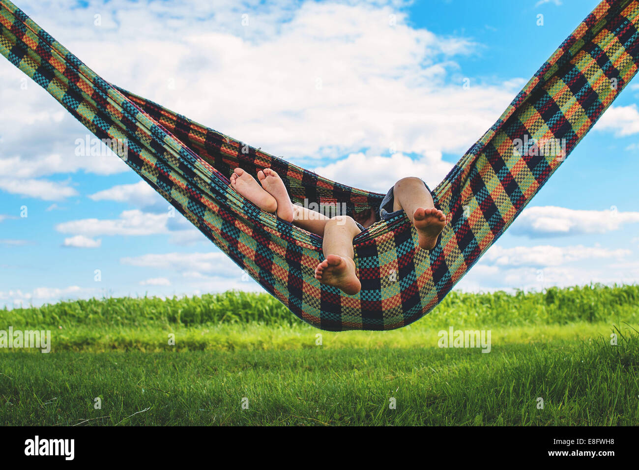 Ragazzo e ragazza che si rilassano in un'amaca, Stati Uniti Foto Stock