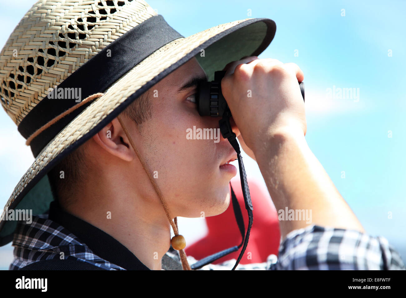 Australia, Nuovo Galles del Sud, Sydney, l'uomo cerca attraverso il binocolo Foto Stock