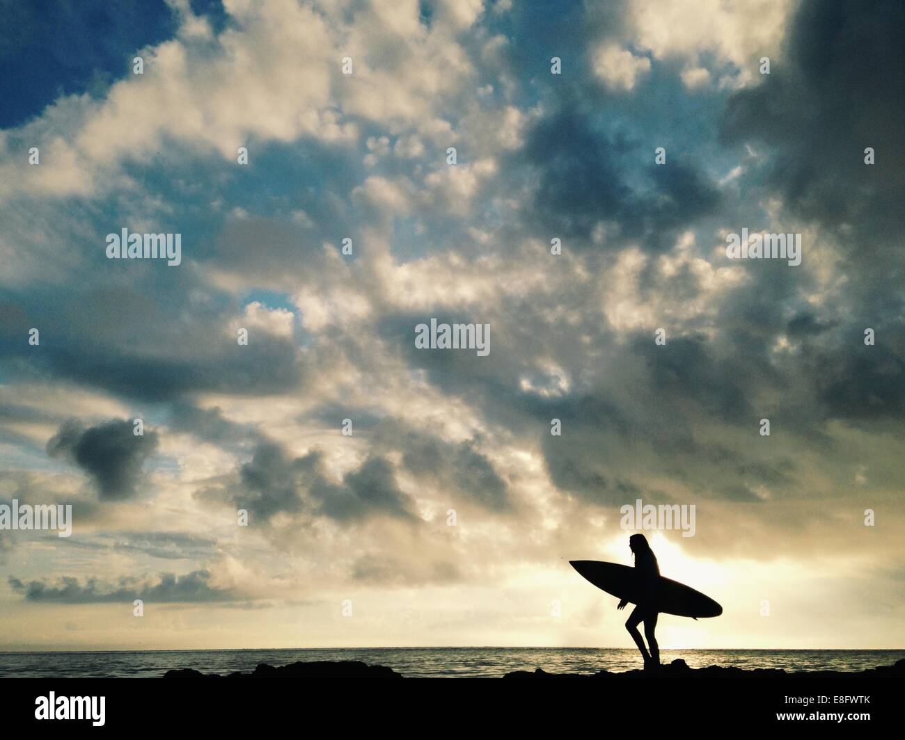 Stati Uniti d'America, Florida, Duval County, Silhouette del surfista femmina Foto Stock