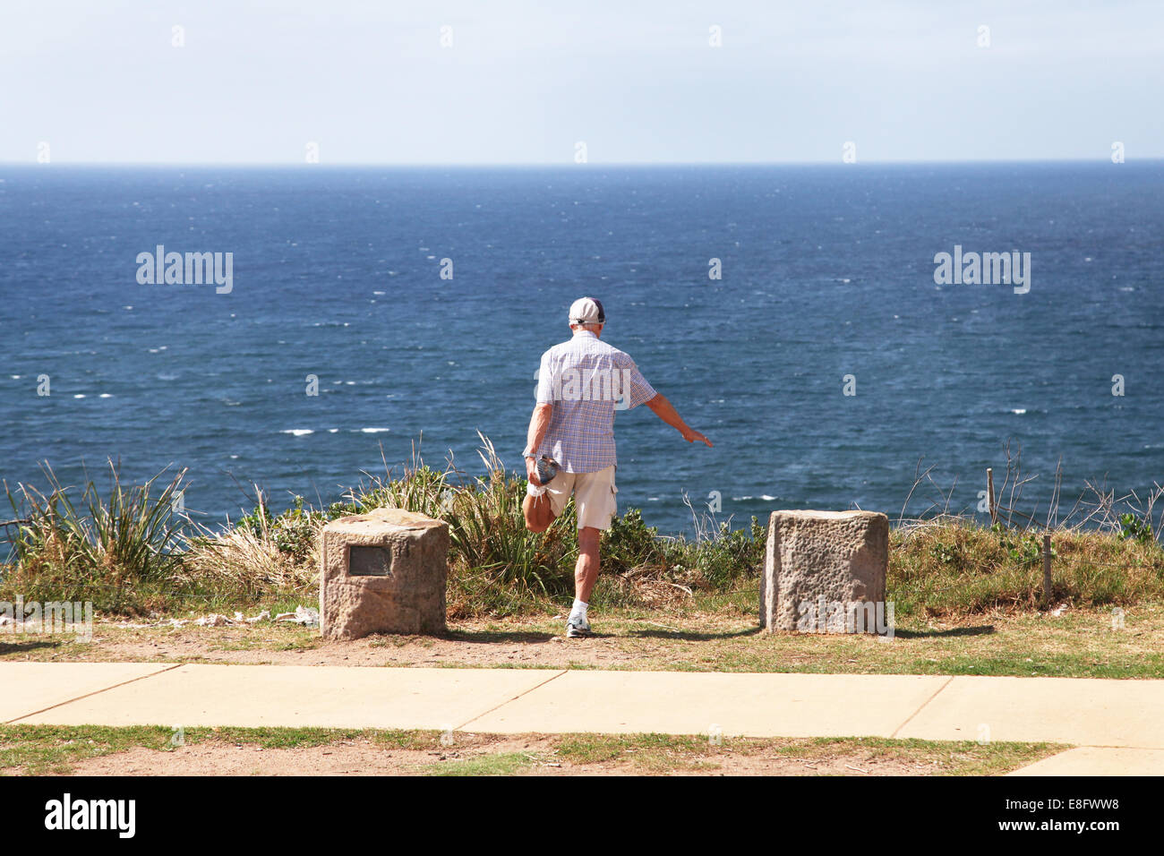Australia, Nuovo Galles del Sud, Sydney, uomo avente idoneità di fronte Oceano Pacifico Foto Stock