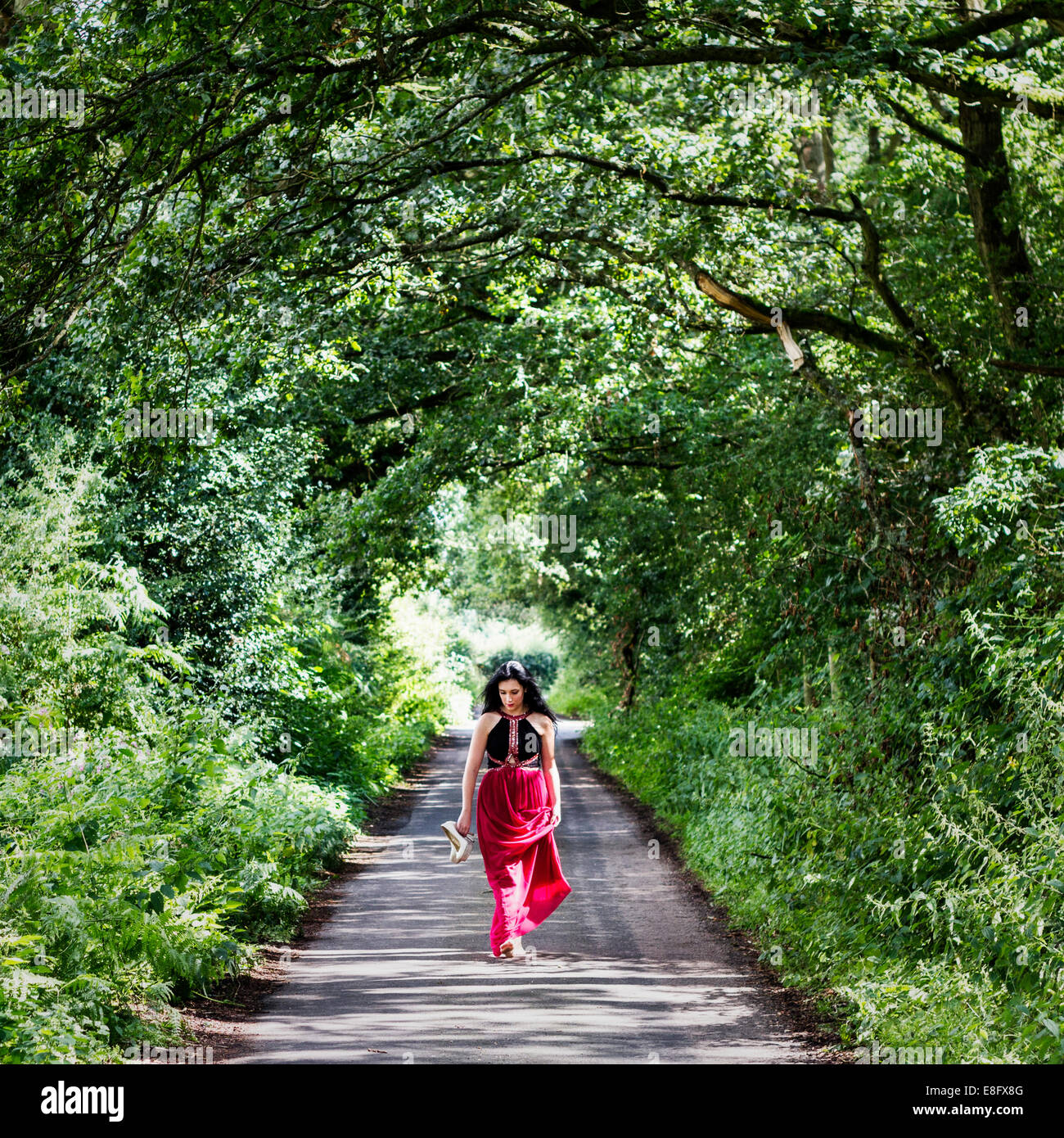 Regno Unito, Inghilterra, Berkshire, donne in abito camminare in Vicolo del paese Foto Stock