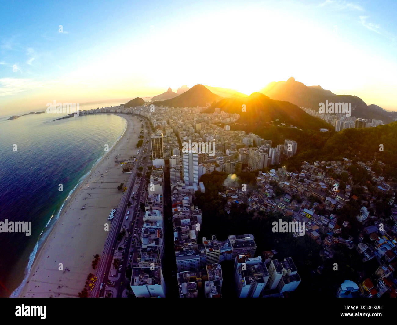 Il Brasile, Rio de Janeiro, veduta aerea della spiaggia di Copacabana al tramonto Foto Stock