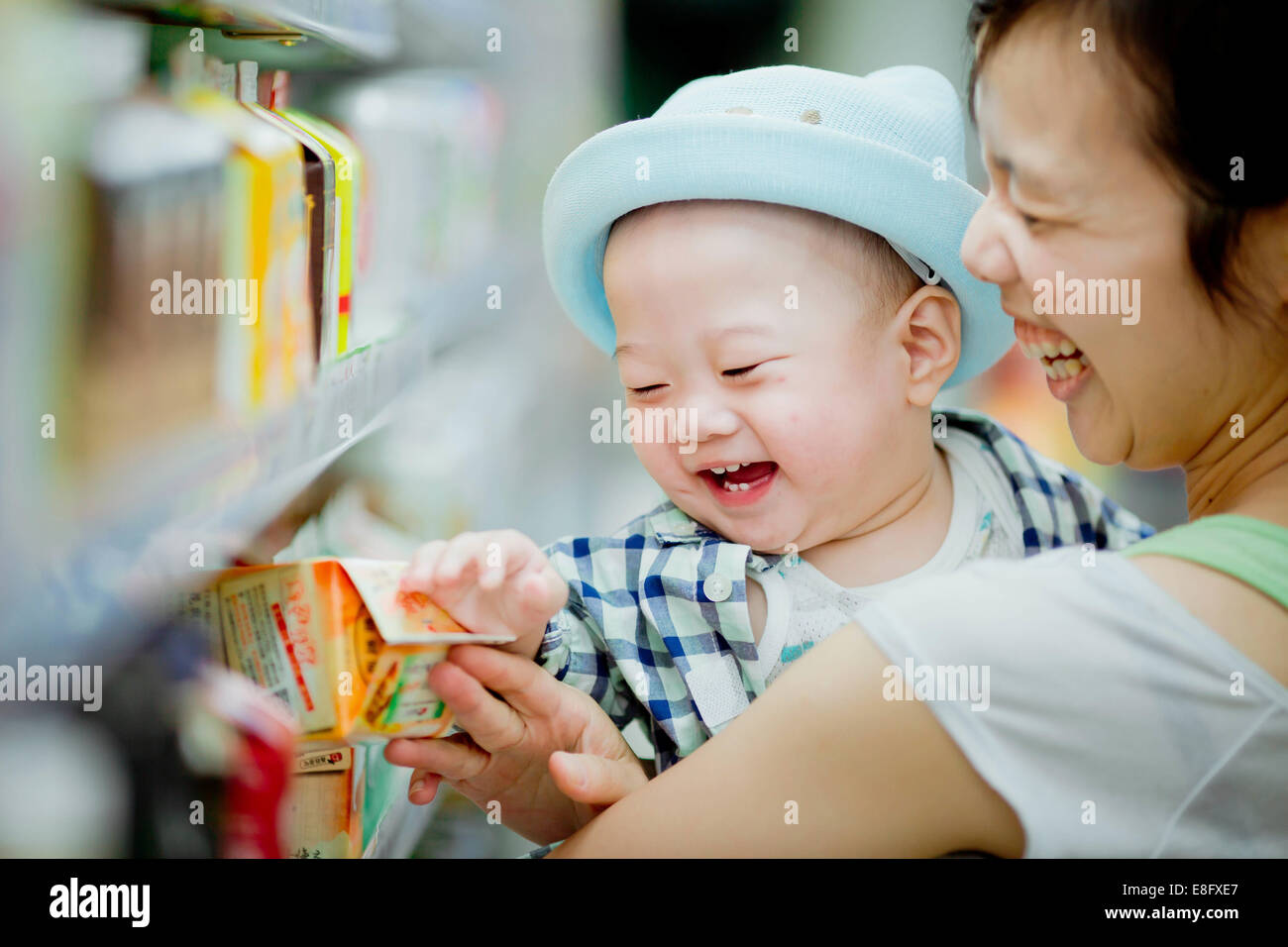 Madre e figlio di shopping in un supermercato Foto Stock