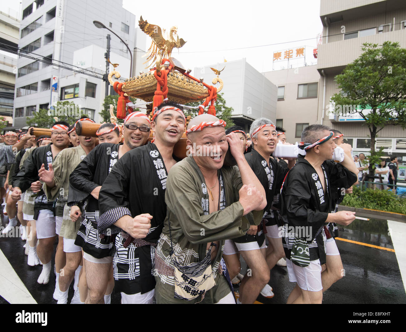 Portando il mikoshi Fukagawa Fetival aka acqua gettando festival tenutosi a Tomioka Santuario Hachimangu, Tokyo, Giappone Foto Stock